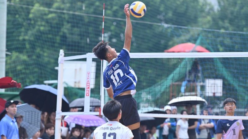 Đội tuyển bóng chuyền nam HUBT thi đấu ấn tượng tại giải sinh viên