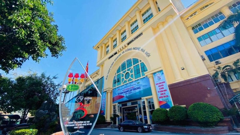 Mang tên Trường Đại học Kinh doanh và Công nghệ Hà Nội