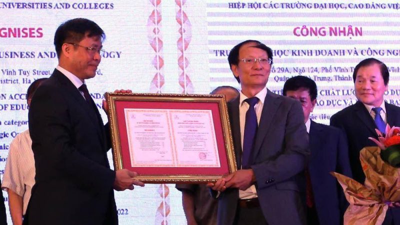 Đạt chuẩn kiểm định chất lượng cơ sở giáo dục