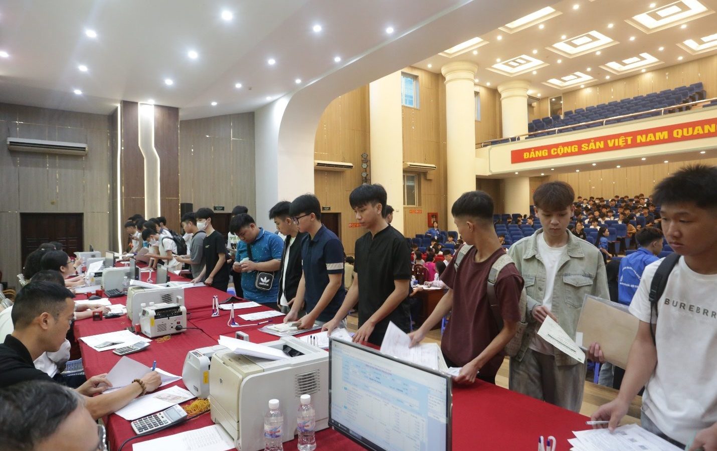 Tân sinh viên Khóa 31 hào hứng trong ngày đầu nhập học
