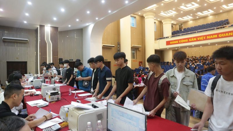 Tân sinh viên Khóa 31 hào hứng trong ngày đầu nhập học